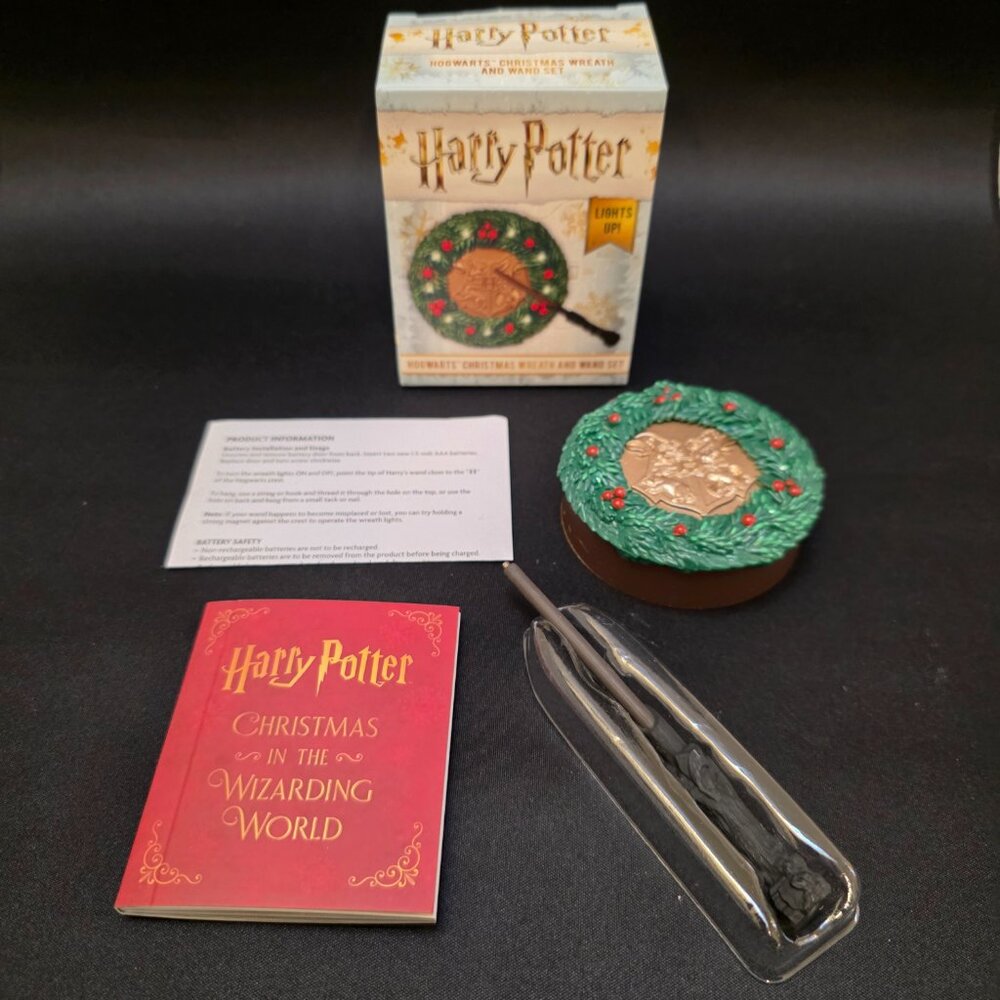 Harry Potter Ornament Hogwarts Christmas Wreath and Wand Set Lights Up Works!